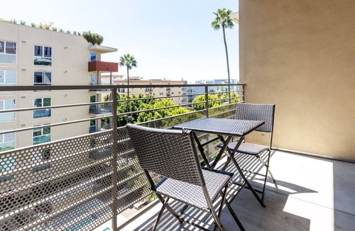 Wilshire Center Apartment | Adorable Koreatown 1BR w/ Gym, Pool, walk to Wilshire Blvd, by Blueground