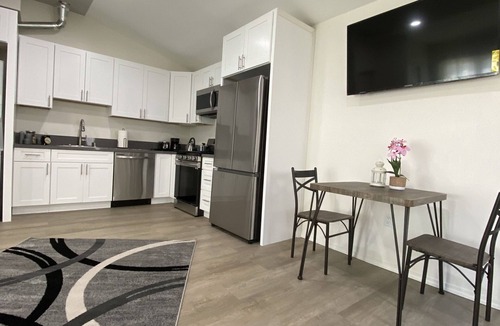 Woodland Hills Apartment | Adorable Studio Unit with great location and Parking on site