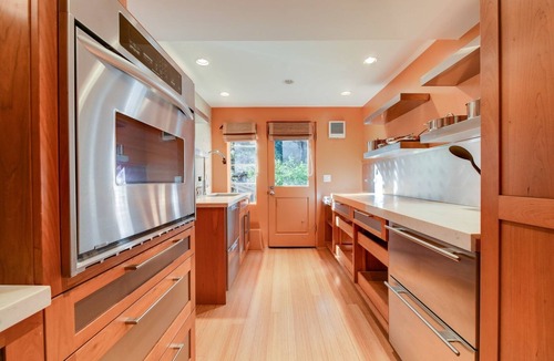 Glenview Apartment | Aesthetically Elegant Downstairs Unit In Oakland 1 Bedroom Apts by RedAwning
