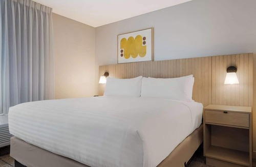 Irvine Industrial Complex-East Hotel | Affordable Stay with Full Kitchen, Private Parking, Pets are Welcome!