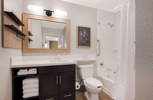 Irvine Industrial Complex-East Hotel | Affordable Stay with Full Kitchen, Private Parking, Pets are Welcome!