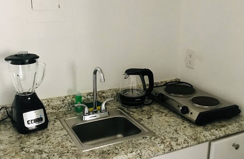 Sawtelle Apartment | Affordable studio w/parking in West LA, SM Beach, UCLA, SMC