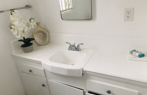 Sawtelle Apartment | Affordable studio w/parking in West LA, SM Beach, UCLA, SMC
