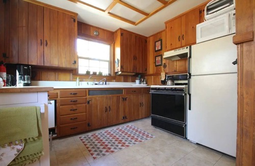 Idyllwild Cabin | Ahwahnee-be Vintage Cabin - Three blocks to town!