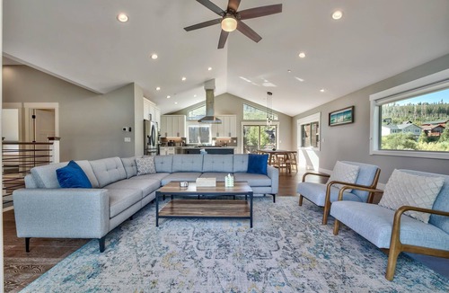 Mountain View Estates Cabin | Air Conditioning, Hot Tub, Game Room, Luxury and Equipped Kitchen, Newer and Higher-end