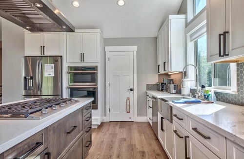 Mountain View Estates Cabin | Air Conditioning, Hot Tub, Game Room, Luxury and Equipped Kitchen, Newer and Higher-end