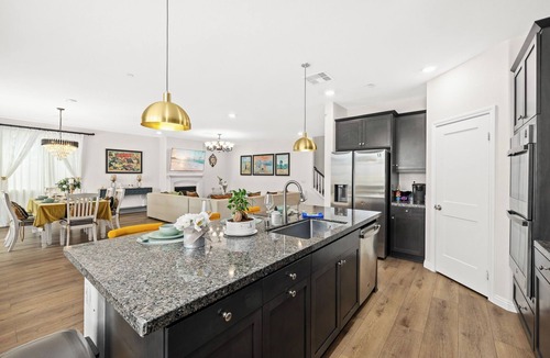 Ontario House | Airport/New/Clean/Large Space/King Bed/3 TVS