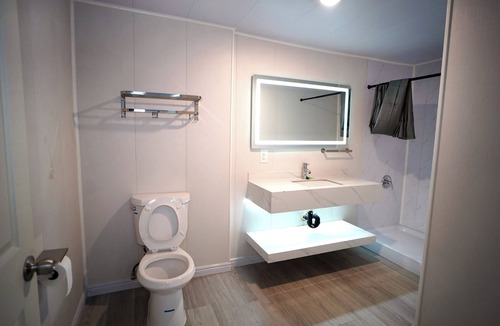 Ontario Hotel | Airport Stay Motel