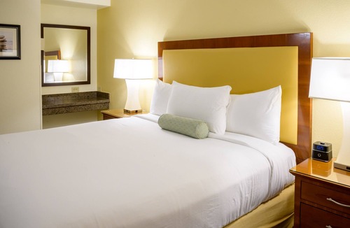 Lake Balboa Hotel | Airtel Plaza Hotel