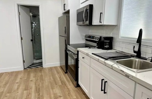 Gardena Apartment | Airy Arty Studio with Amenities