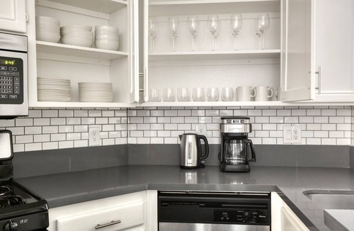 Beverly Grove Apartment | Airy Beverly Hills 2BR near the Grove & Rodeo Drive, by Blueground