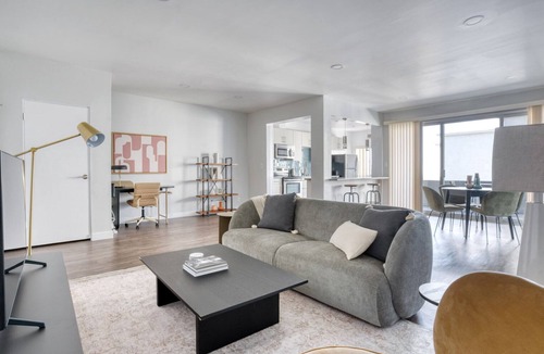 Hollywood Hills Apartment | Airy Hollywood 1BR w/Pool, W/D & Gym, nr Metro, by Blueground