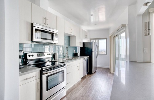 Hollywood Hills Apartment | Airy Hollywood 1BR w/Pool, W/D & Gym, nr Metro, by Blueground
