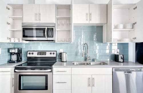 Hollywood Hills Apartment | Airy Hollywood 1BR w/Pool, W/D & Gym, nr Metro, by Blueground