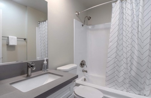 Marina Peninsula Apartment | Airy Marina del Rey 1BR, by beach, bars & shops, by Blueground