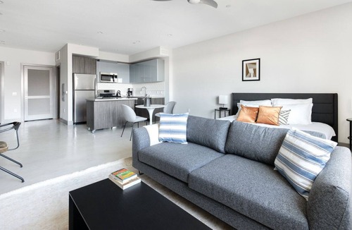 Mid-Wilshire Apartment | Airy Mid-Wilshire 1BR w/ Pool + Gym + Spa, near to S La Brea, by Blueground