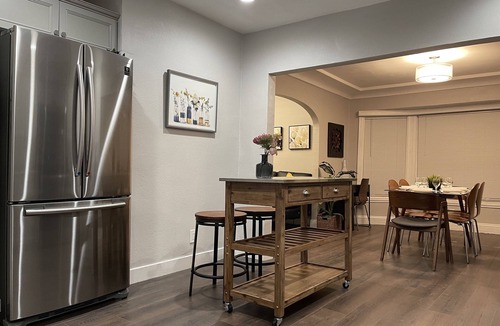 Shasta-Hanchett Park Cottage | Airy Modern 2BR/2BA - Parking + Laundry + Sleep 6