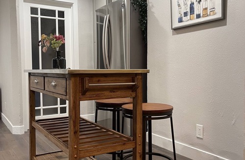 Shasta-Hanchett Park Cottage | Airy Modern 2BR/2BA - Parking + Laundry + Sleep 6
