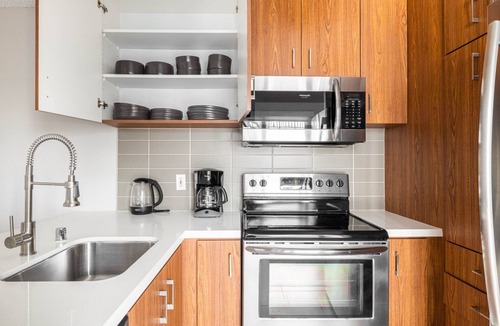 South Redondo Apartment | Airy Redondo Beach 1BR w/Pool, Gym, 1 block from beach, by Blueground