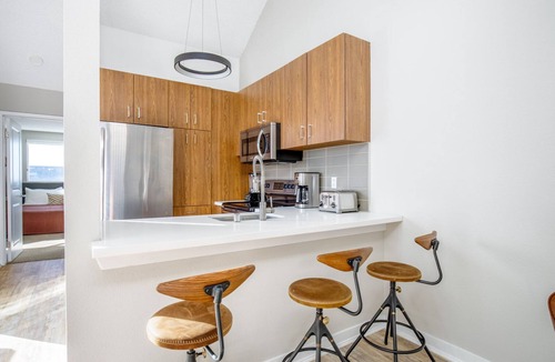 South Redondo Apartment | Airy Redondo Beach 2BR Loft w/Pool, Gym, steps to Beach, by Blueground