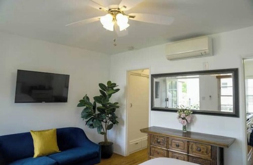 Wilshire Montana Apartment | Airy Studio w Balcony - steps to Montana Ave. - E