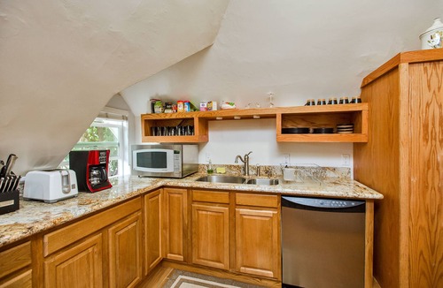 Alameda Apartment | Alameda 3BR Penthouse, AC, 2 blocks to downtown,3 blocks to beach, free parking.