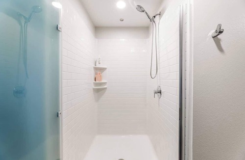Los Angeles Bed & Breakfast | Alex 2BD Haven in Hollywood!Free parking and pool!