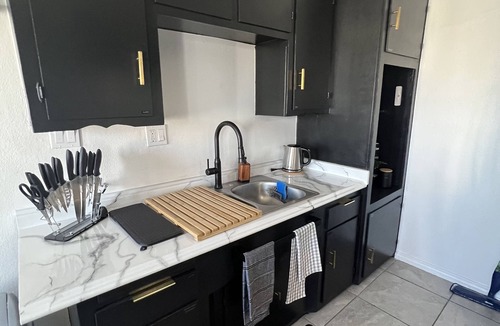 Lynwood Apartment | "ALEXA BOOK VACATION HOME"