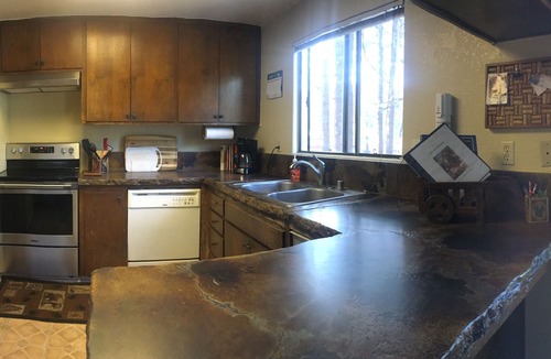 Wrightwood Cabin | All Pine Inn - Large 4bd/2ba - just steps to the village