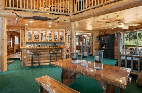 Fox Farm House | All Seasons Lodge - New 2 bedroom and loft House in Big Bear Lake Gameroom Spa Deck BBQ Firepit Wet Bar Fireplace Views