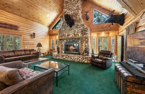 Fox Farm House | All Seasons Lodge - New 2 bedroom and loft House in Big Bear Lake Gameroom Spa Deck BBQ Firepit Wet Bar Fireplace Views