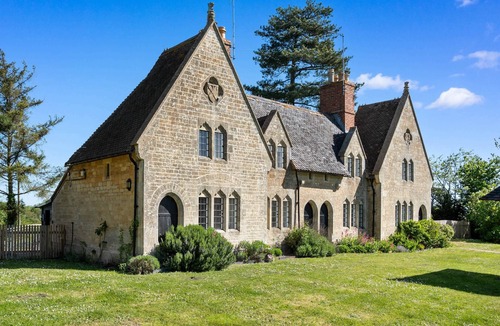 Forthampton House | Alms House East, Grade II Listed, Garden & Patio