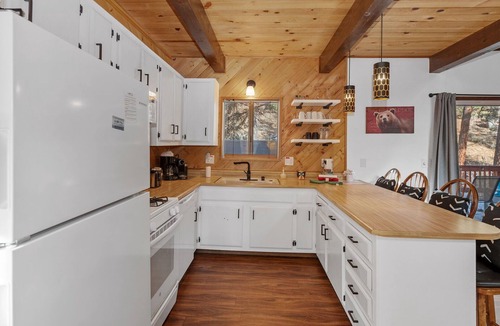 Upper Moonridge House | Alpine Retreat Cali Bear a family and pet friendly forest escape! EV charger!