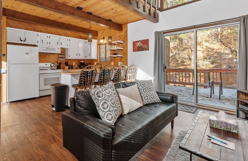 Upper Moonridge House | Alpine Retreat Cali Bear a family and pet friendly forest escape! EV charger!