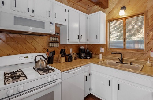 Upper Moonridge House | Alpine Retreat Cali Bear a family and pet friendly forest escape! EV charger!