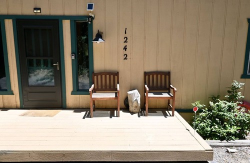 Upper Moonridge House | Alpine Retreat Cali Bear a family and pet friendly forest escape! EV charger!