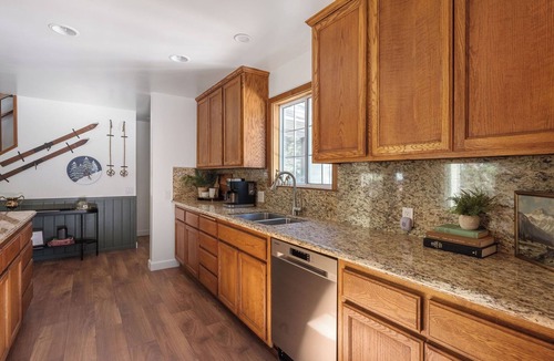 Big Bear House | Alpine Verde Cabin: Hot Tub, Game Room, EV Charger