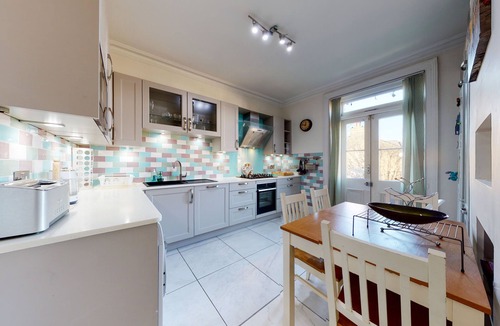 Queen's Park Apartment | Amazing 2 Bedroom, 3 Bed Apartment w/Garden - 1 min to Queen's Park