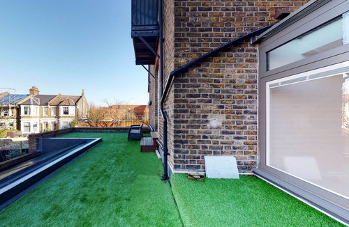 Queen's Park Apartment | Amazing 2 Bedroom, 3 Bed Apartment w/Garden - 1 min to Queen's Park