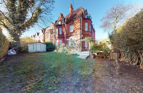 Queen's Park Apartment | Amazing 2 Bedroom, 3 Bed Apartment w/Garden - 1 min to Queen's Park
