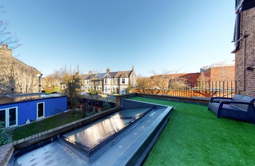 Queen's Park Apartment | Amazing 2 Bedroom, 3 Bed Apartment w/Garden - 1 min to Queen's Park