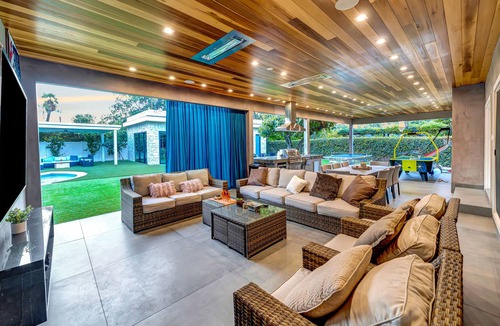 Valley Glen House | Amazing 6BR w/Pool, Spa, BBQ, Home Theater, Guest Suite & Gym!