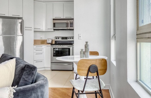 Little Tokyo Apartment | Amazing Downtown 1BR w/ Gym & W/D, next to Broad Museum, by Blueground (LAX 537)