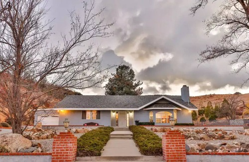 Agua Dulce House | Amazing Escape Close to LA with Pool, jacuzzi, Meditation room, Hiking trails.