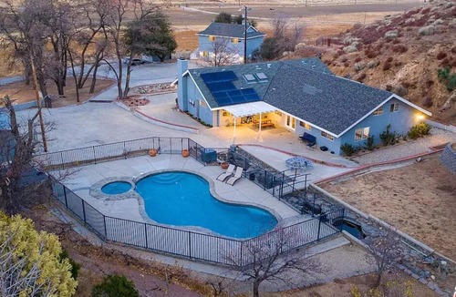 Agua Dulce House | Amazing Escape Close to LA with Pool, jacuzzi, Meditation room, Hiking trails.