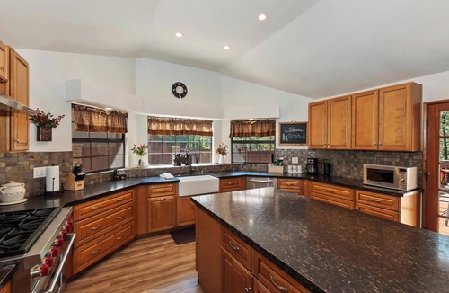 Big Bear Lake Cabin | Amazing Grace by Destination Big Bear : Walk to the Lake! Spa! Pool Table! Huge Kitchen! Beautiful Backyard! BBQ!