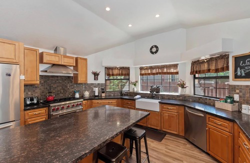 Big Bear Lake Cabin | Amazing Grace by Destination Big Bear : Walk to the Lake! Spa! Pool Table! Huge Kitchen! Beautiful Backyard! BBQ!