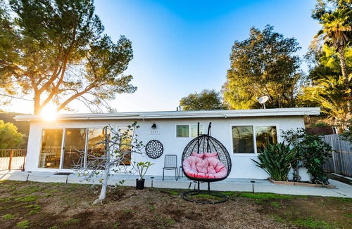 Canoga Park Villa | Amazing Mountain and Valley Views - 3 King Beds, Tesla Charger, Sauna