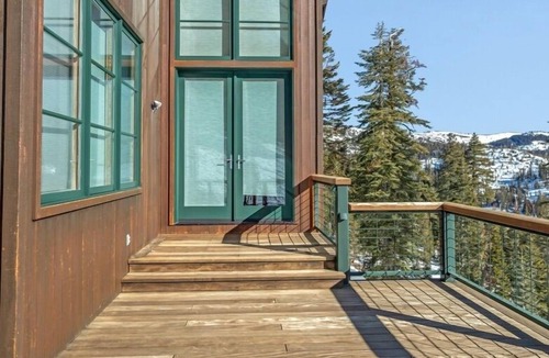 Bear Valley House | Amazing Three Story Cabin! Four Fireplaces, Private Hot Tub, Snowmobile Transportation Provided, Beautiful And Comfortable 4 Bedroom Home by Redawning