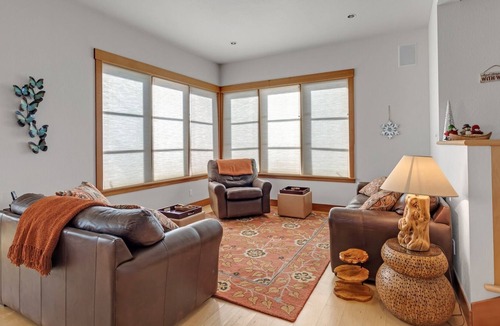 Bear Valley House | Amazing Three Story Cabin! Four Fireplaces, Private Hot Tub, Snowmobile Transportation Provided, Beautiful And Comfortable 4 Bedroom Home by Redawning